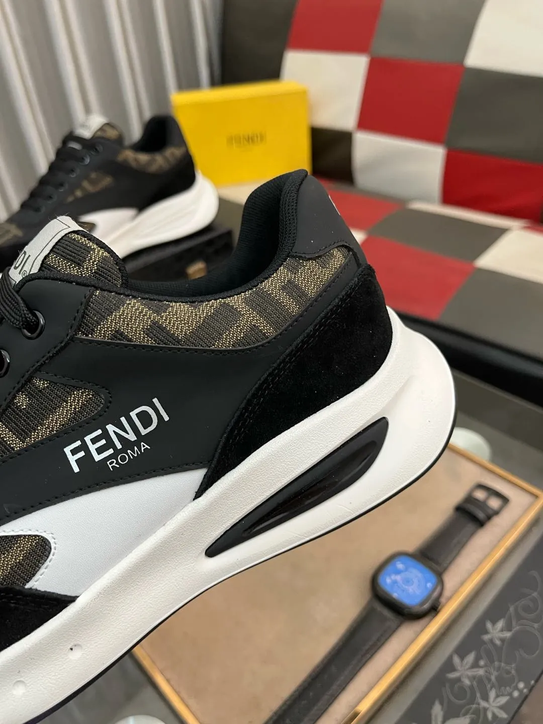 Men's Men's Shoes💰440⌚️⌚️[fendi] Fendi's classic and comfortable men's, this complex sneaker is made of soft calfskin➕genuine leather lining➕original ultra-light rubber material with rough outsole. This unique light style is suitable for the casual and refined sensibility of this season. It is comfortable and natural on the feet. It is an everyday style for casual travel in autumn and winter! 38−443️⃣colors available